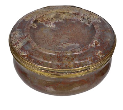 Lot 478 - A GILT METAL-MOUNTED AGATE SNUFF BOX