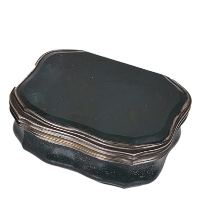 Lot 479 - A SILVER-MOUNTED BLOODSTONE SNUFF BOX