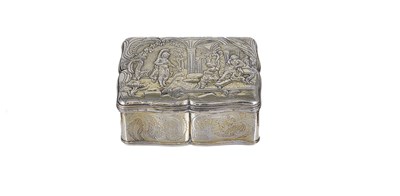 Lot 487 - A FRENCH SILVER-GILT SNUFF BOX