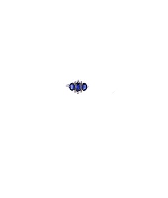 Lot 546 - SAPPHIRE AND DIAMOND RING