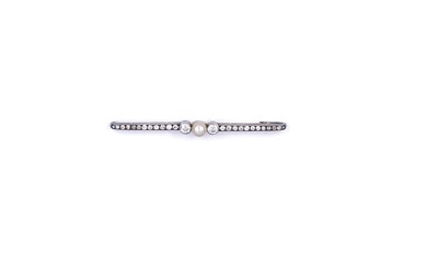 Lot 575 - CULTURED PEARL AND DIAMOND BAR BROOCH