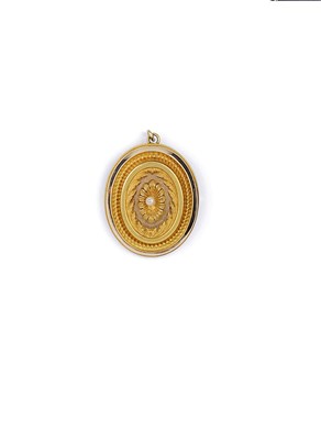 Lot 585 - GOLD BROOCH PENDANT