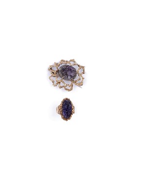 Lot 587 - NINE CARAT GOLD AND AMETHYST RING AND BROOCH PENDANT