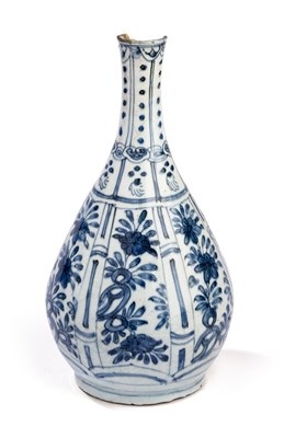 Lot 8 - A CHINESE BLUE AND WHITE ‘KRAAK’ PORCELAIN VASE, WANLI PERIOD (1572-1620)