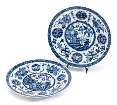 Lot 10 - A PAIR OF CHINESE BLUE AND WHITE PLATES, KANGXI PERIOD (1662-1722)