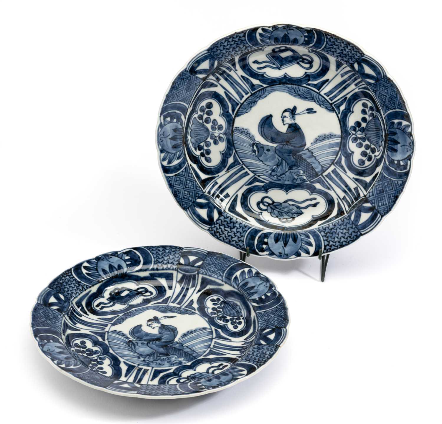 Lot 30 - A PAIR OF JAPANESE ARITA BLUE AND WHITE PLATES, EDO PERIOD, 18TH CENTURY