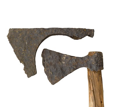 Lot 112 - A BEARDED AXE