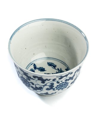 Lot 27 - A CHINESE BLUE AND WHITE 'LOTUS' BOWL, 19TH CENTURY