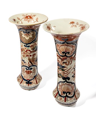 Lot 31 - A PAIR OF JAPANESE IMARI TRUMPET VASES, EDO PERIOD, 18TH CENTURY