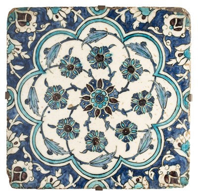 Lot 76 - A LARGE DAMASCUS 'LOBED ROUNDEL'  TILE, OTTOMAN SYRIA, LATE 16TH CENTURY