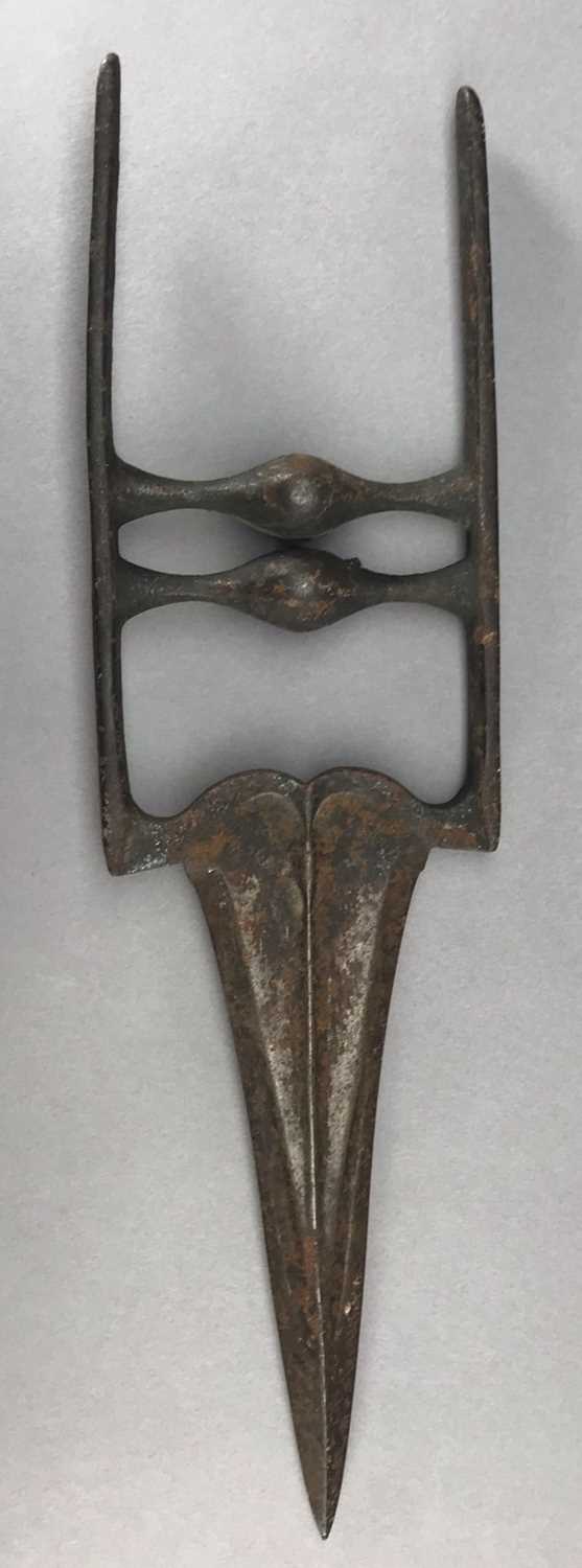 Lot 31 - AN INDIAN DAGGER (KATAR), 18TH CENTURY