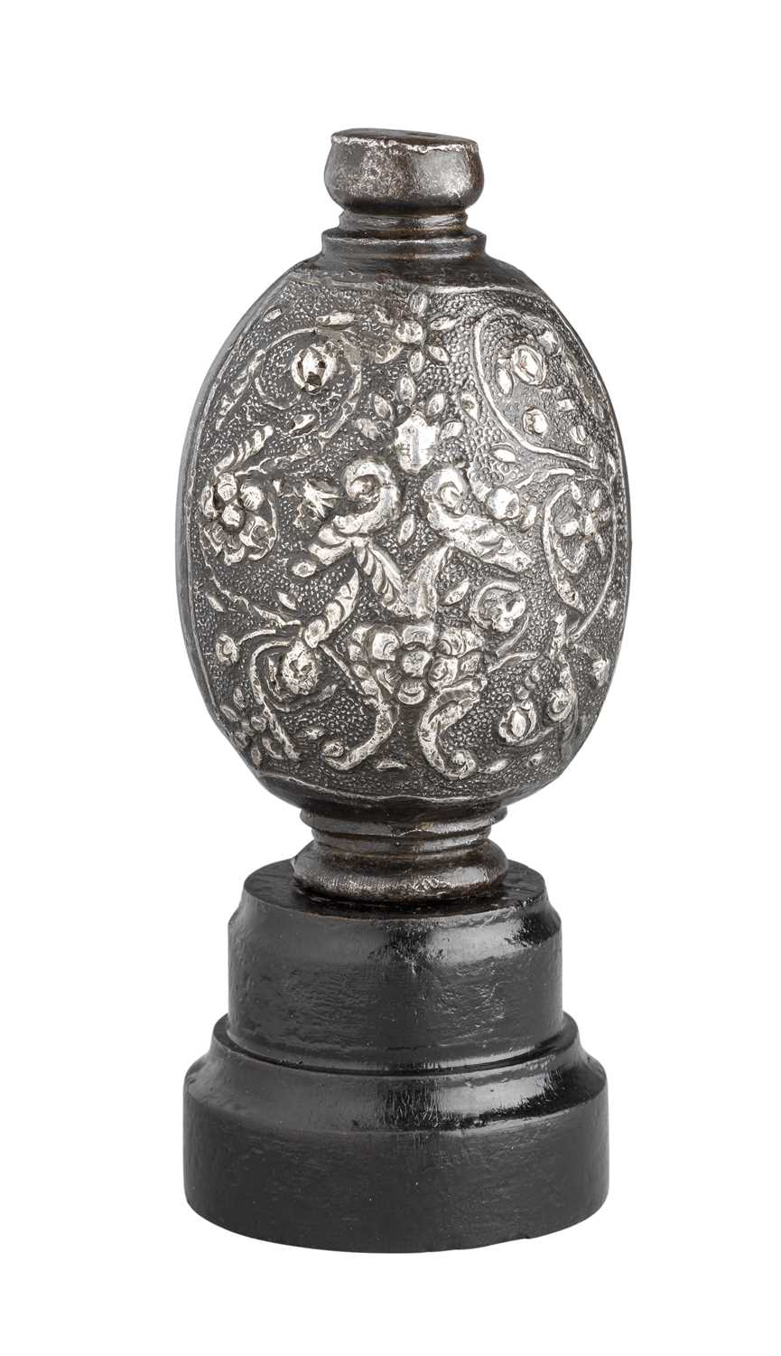 Lot 84 - â€¡A SILVER-ENCRUSTED RAPIER POMMEL, EARLY 17TH CENTURY, ENGLISH OR GERMAN