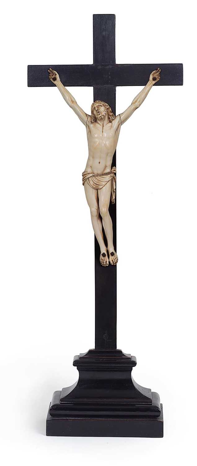 Lot 2 - A CARVED IVORY CRISTO VIVO