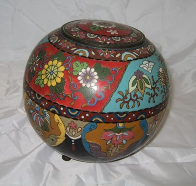 Lot 14 - A CHINESE CLOISONNE JAR AND COVER