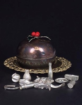 Lot 53 - GILT AND OXYDISED SILVER NOVELTY CHRISTMAS PUDDING BOX WITH CHARMS