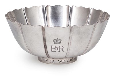 Lot 78 - A SILVER ROYAL SILVER WEDDING COMMEMORATIVE BOWL