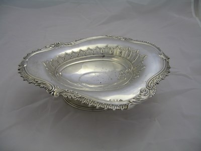 Lot 85 - AN EDWARDIAN SILVER GRAPE DISH