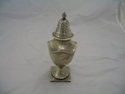 Lot 92 - A GEORGE V SILVER CASTER