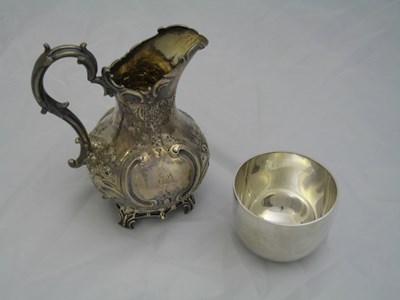 Lot 107 - AN EDWARDIAN SILVER MILK JUG