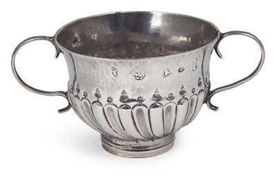 Lot 176 - A WILLIAM & MARY SILVER SMALL PORRINGER