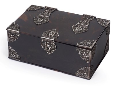 Lot 203 - A DUTCH COLONIAL SILVER-MOUNTED TORTOISESHELL BETEL BOX