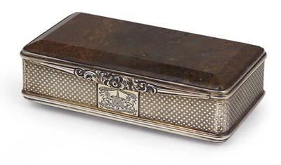 Lot 204 - A SILVER-GILT AND AGATE SNUFF BOX