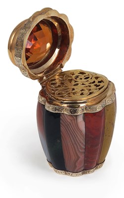 Lot 224 - A SCOTTISH PEBBLE AND GOLD VINAIGRETTE