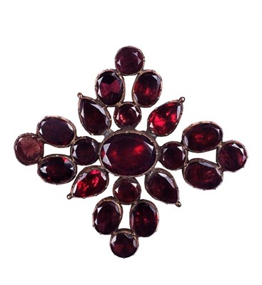 Lot 264 - A GARNET BROOCH