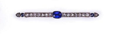 Lot 268 - A SAPPHIRE AND DIAMOND BROOCH