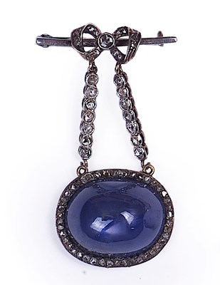 Lot 269 - A SAPPHIRE AND DIAMOND BROOCH