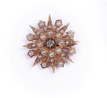 Lot 274 - A CULTURED PEARL AND DIAMOND BROOCH/PENDANT