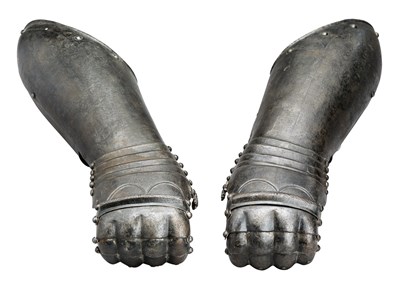 Lot 210 - A PAIR OF GERMAN ELBOW-LENGTH MITTEN-GAUNTLETS FROM AN ARQUEBUSIER ARMOUR