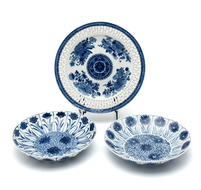 Lot 20 - TWO CHINESE BLUE AND WHITE ‘ASTER’ PATTERN DISHES, KANGXI PERIOD (1662-1722)