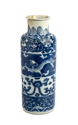 Lot 22 - A CHINESE BLUE AND WHITE ROULEAU VASE, KANGXI PERIOD (1662-1722)